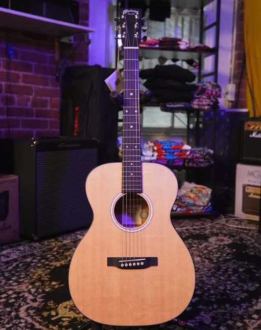 Martin 000 Jr-10 Satin Sit/Sap with Gig Bag